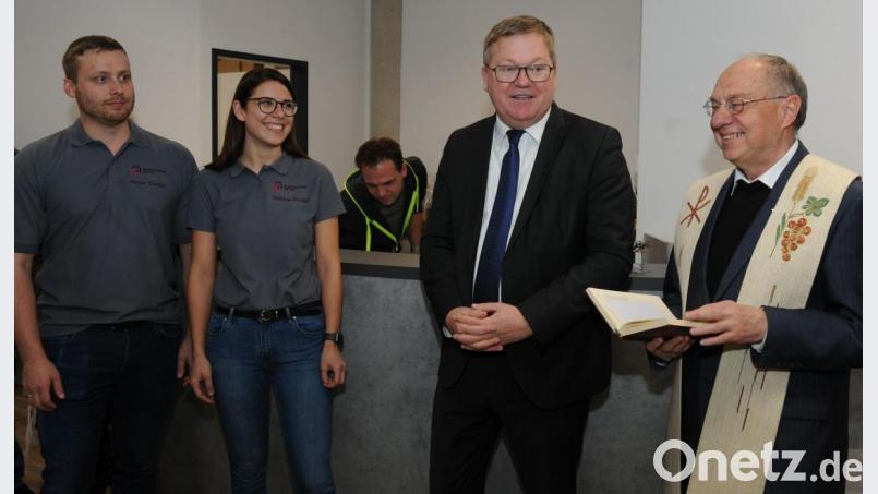 Peter (links) und Sabine Distler haben an der Emailfabrikstraße ihre eigene Praxis für Physiotherapie eröffnet. Zur Einweihungsfeier kommen auch Oberbürgermeister Michael Cerny und Pfarrer Ludwig Gradl (rechts). Bild: gf