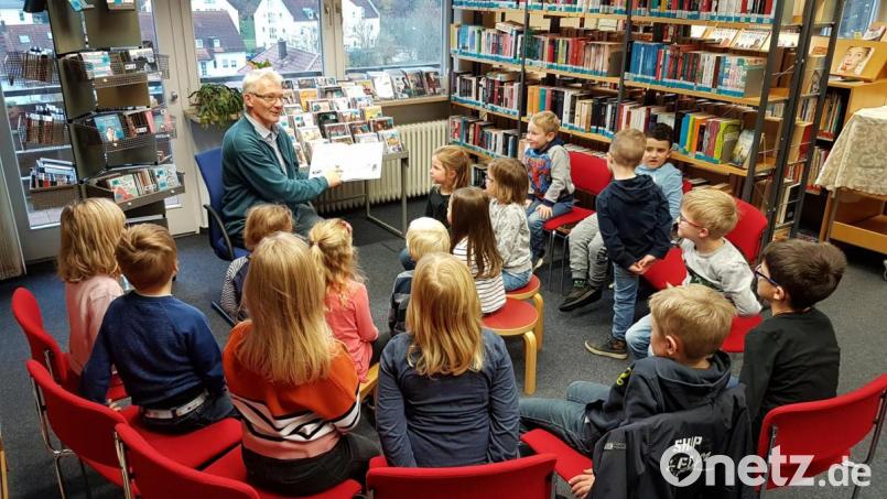 Der neue Pastoralreferent der katholischen Pfarrgemeinde, Alfred Kick, gestaltet die Vorlesestunde in der Stadtbibliothek. Bild: exb