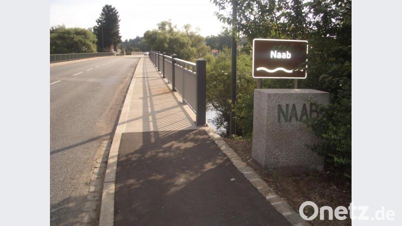 Eine Brücke wie die kleine Naabbrücke neu zu bauen ist ein Mammutvorhaben, das eine Menge Planungen, viel Zeit und viel Geld in Anspruch nimmt. Auch der Ost-West-Verkehr durch den Ort wird beeinträchtigt - durch lange Halb- und Vollsperrungen, die weite Umwege nötig machen werden. Bild: Thomas Dobler