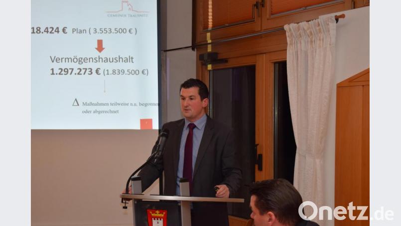 Einen ausführlichen Rechenschaftsbericht legte Bürgermeister Martin Schwandner in der Bürgerversammlung ab. Anhaltender Applaus war ein Beleg, dass die Bürger mit der Arbeit des Gemeinderates zufrieden sind. Bild: bnr