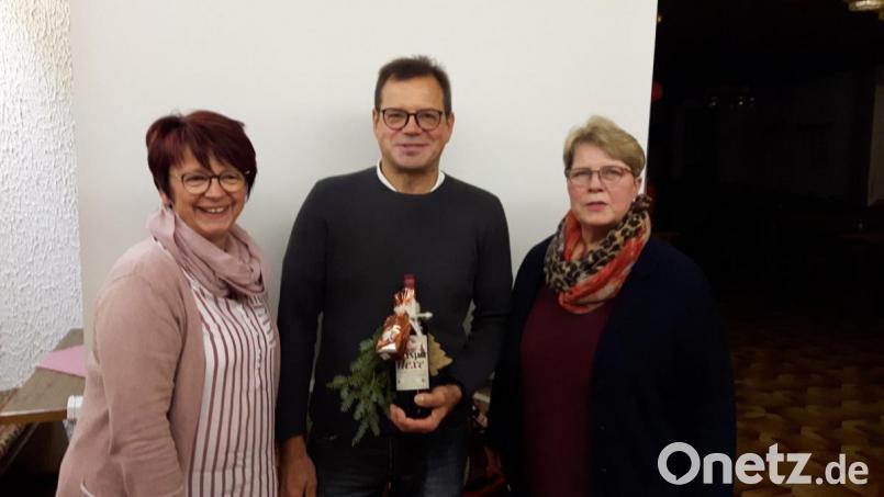 Mit einem kleinen Geschenk bedankten sich die Vorsitzenden Brigitte Hofmann aus Fuhrmannsreuth (links) und Inge Geißler beim Referenten Harald Schlöger für den kurzweiligen und interessanten Vortrag im Gasthof Krone. Bild: soj