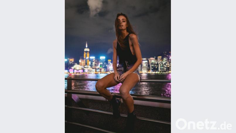 Laura Scharnagl vor der Skyline von Hongkong. Die aktuellen Unruhen in der chinesischen Metropole machen der gebürtigen Konnersreutherin keine Angst. Bild: Benjamin Diedering/exb