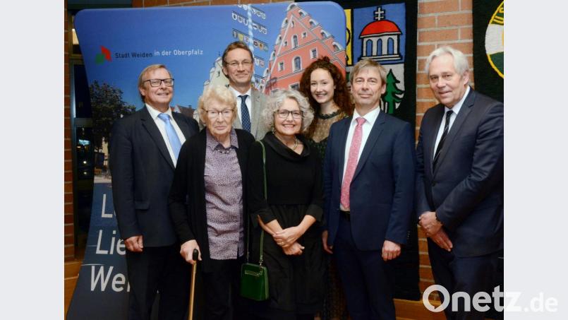 Dietmar Striegan (Dritter von links) gratulieren Ehefrau Uta, Tochter Agnes (Tochter Antonia studiert in Schweden) und Mutter Irmgard, Präsident Joachim Vetter (links), Ministerialdirigent Werner Zwick (rechts) und Vorgänger Ulrich Uhlemann, jetzt Vorsitzender Richter am Landesarbeitsgericht. Bild: Gabi Schönberger