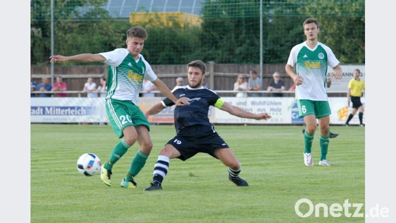 Der SV Mitterteich empfängt am Samstag den FSV Erlangen-Bruck. Der Einsatz von David Dobras (links) ist fraglich. Bild: gb