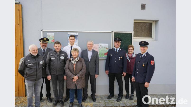 Die Höglinger Vereine können nun an der neuen Anschlagtafel ihre Termine bekannt geben.
Im Bild von links Erwin Bauer (Oldtimerfreunde), Hubert Meierhofer (KRK Högling), Johann Schlosser (Oldtimerfreunde), Christian Niedermeier (KLJB), Heidi Richthammer (OGV), Kirchenpfleger Michael Ruidisch, Johann Ries (Feuerwehr), Magdalena Schmidbauer (Ortsausschuss Högling) und Adolf Flierl. Bild: nib