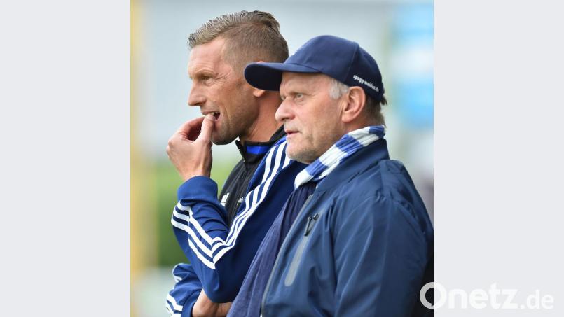 Trainer Andreas Scheler (links) und Teammanager Hannes Beer sehen den beiden noch ausstehenden Aufgaben der SpVgg SV Weiden in der Landesliga Mitte durchaus optimistisch entgegen. Vor allem nach dem 11:1-Kantersieg in der Vorwoche. Bild: A. Schwarzmeier