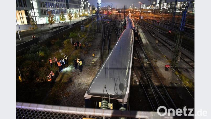 Ein entgleister Zug steht am Bahnhof Hackerbrücke auf den Gleisen. Bild: Lino Mirgeler/dpa