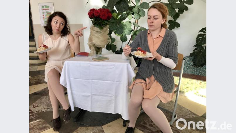 Anne (Anna Knott, links) und Hanneli (Karoline Troger) lassen sich die Geburtstagstorte schmecken. Ihre Welt hat sich verändert, aber noch sind sie in Freiheit. Bild: eig