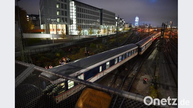Ein entgleister Zug steht am Bahnhof Hackerbrücke auf den Gleisen. Bild: Lino Mirgeler/dpa