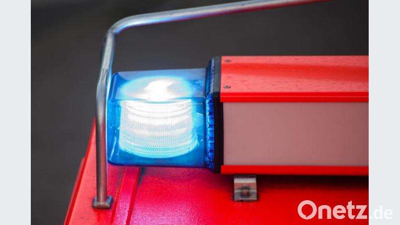 Ein Löschfahrzeug der Feuerwehr steht mit eingeschaltetem Blaulicht an der Feuerwache. Symbolbild: Daniel Bockwoldt/dpa