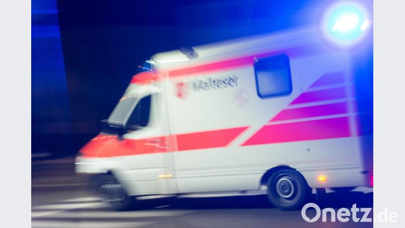 Ein Rettungswagen der Malteser fährt mit Blaulicht durch die Nacht. Symbolbild: Patrick Seeger/dpa