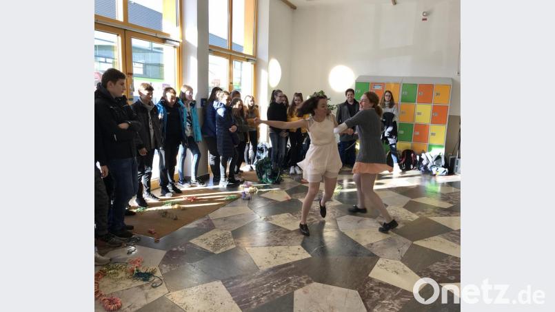 Ausgelassener Tanz am 13. Geburtstag: Die alte Aula ist der erste von zwei Schauplätzen des Stücks. Bild: eig