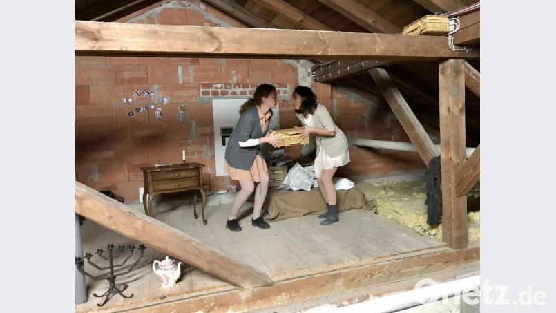 Im Versteck im Hinterhaus, auf dem Dachboden der Schule in Szene gesetzt: Anne und Hanneli, die jetzt nur noch in Annes Vorstellung gegenwärtig ist, ahnen noch nicht, dass zwei lange Jahre vor ihnen liegen. Bild: eig
