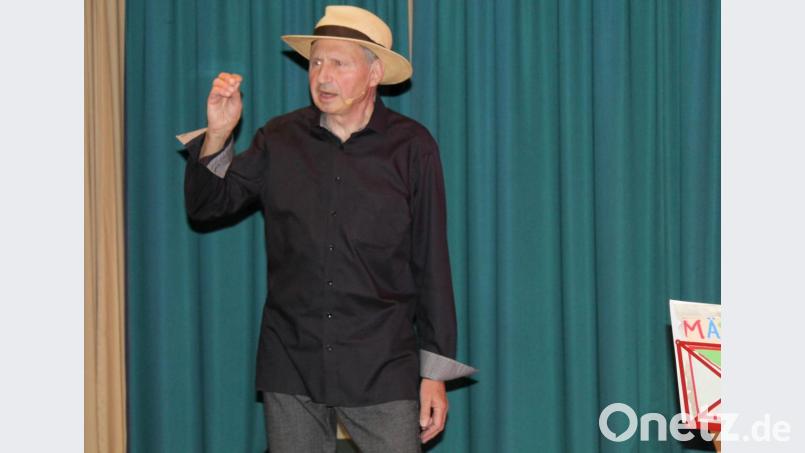 Märchenerzähler Dieter Wank zieht das Publikum in seinen Bann. Bild: Schönberger, Ferdinand [fsb]