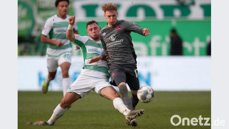 In der zweiten Halbzeit war der 1. FC Nürnberg deutlich aggressiver. Doch auch Robin Hacvk (rechts) wollte der entscheidende Treffer im 265. fränkischen Derby gegen Greuther Fürth nicht gelingen. Bild: Daniel Karmann
