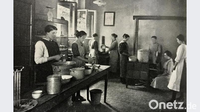 Haushaltungskurs zwischen 1920 und 1926 in Weiden. Ein Bild aus der Chronik von Max Kunz zum Hundertjährigen 1969. Bild: exb