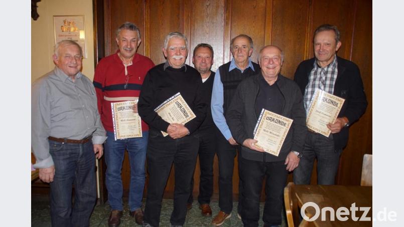 Die bestätigte Vorstandschaft mit Vorsitzenden Andreas Wirnhofer (links), Schriftführer Josef Wirnshofer (Mitte) und Kassier Erwin Hunger (Dritter von rechts). Dazu Josef Hammerer (Notenwart), Willibald Wirnshofer (Chronist), Hans Käs (stellv. Vorsitzender) und Standartenträger Willi Hammerer (von rechts mit Urkunden). Sie waren bei jedem Termin der Sänger dabei. Bild: mmj