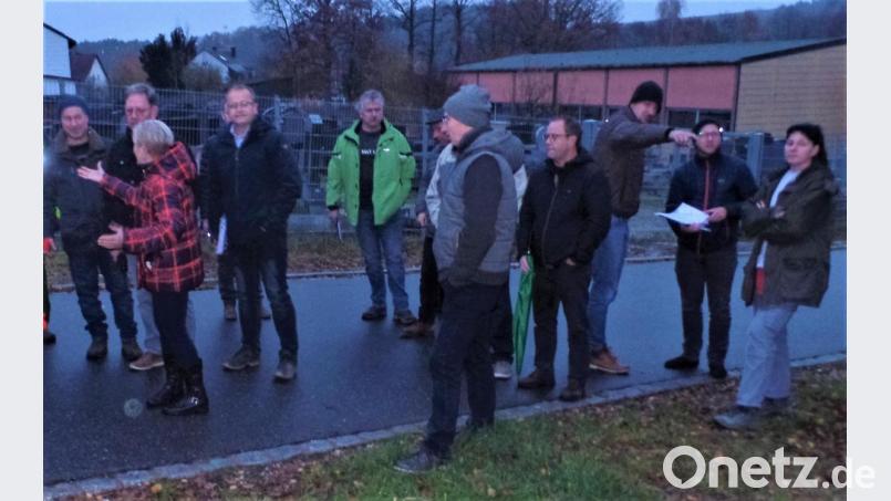 Das Informationstreffen über zukünftigen Starkregenschutz fand zwar in der einbrechenden Dämmerung statt, erbrachte aber trotzdem eine Menge konstruktiver Vorschläge, die nun weiter auf ihre finanzielle Umsetzbarkeit überdacht werden. Bild: jml