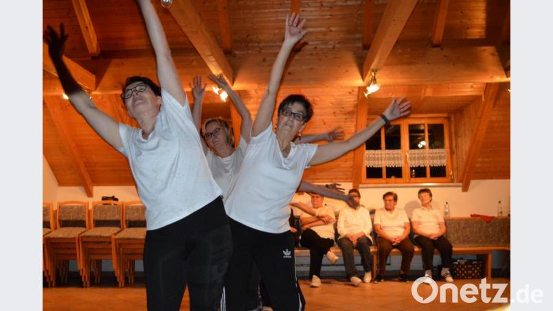Koordination und Gleichschritt waren bei den Tänzen gefragt. Bild: bej