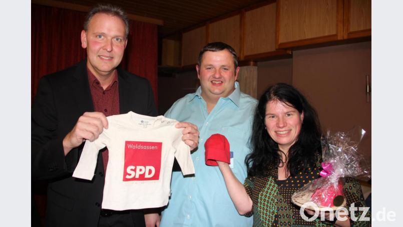 Originelle Babysachen für die am Donnerstag geborene Tochter Johanna überreichten Monika Gerl und Robert Christ an Helmut Zeitler (Mitte). Bild: kro