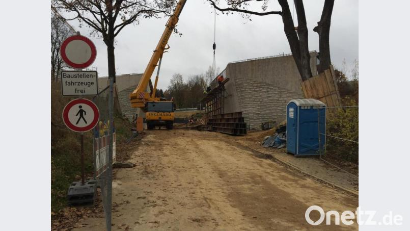 Die Bauarbeiten rund um die neue B 85-Brücke bei Edelsfeld werden sich noch bis ins nächste Frühjahr ziehen. Bild: aks