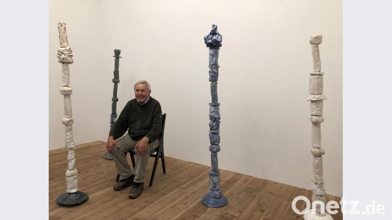 Gerhard Birner zwischen seinen tönernen Säulen. Bild: Markus Birner
