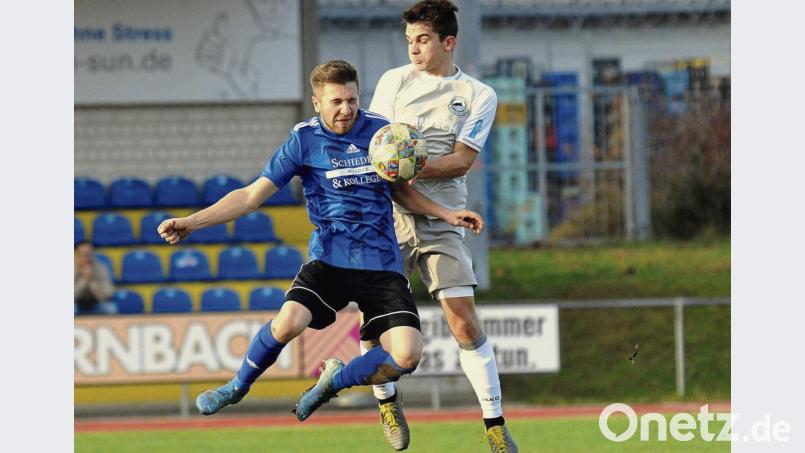 Mathias Heinl (links) und die SpVgg SV Weiden leisteten sich beim TSV Bogen einen Ausrutscher zur Unzeit. Am Freitag kommt der Tabellenführer ASV Neumarkt ins Sparda-Bank-Stadion. Bild: Werner Franken