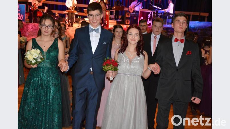 Beim Abschlussball der beiden Realschulen am Samstagabend in Saal des Kettelerhauses durften die Schülerinnen und Schüler der beiden Waldsassener Realschulen zeigen, was sie in den vergangenen zehn Wochen im Tanzkurs alles gelernt hatten. Nach der Polonaise (Bild) folgten Walzer und die gelernten Pflichttänze, ehe die Tanzfläche endlich frei benützt werden konnte. Bild: jr