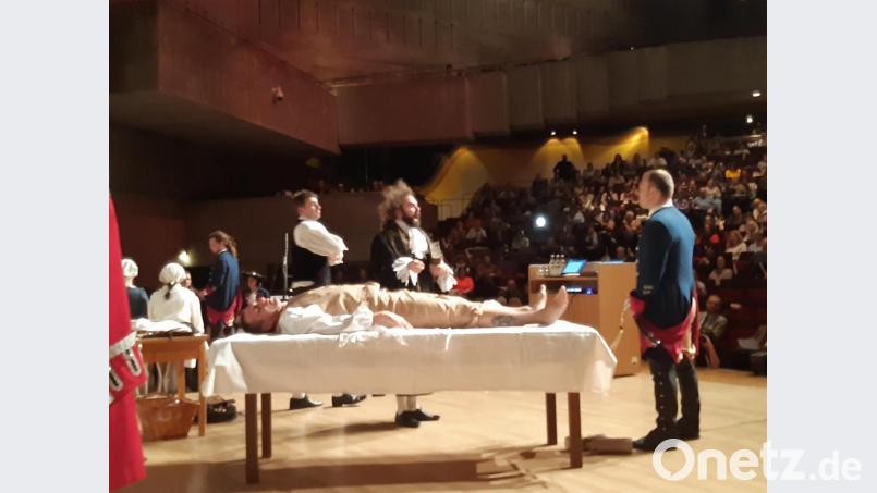 Ein internationales Publikum von über 1000 Zuschauern verfolgt im Audimax der Universität Regensburg Eisenbarths Heilung des Feldhauptmanns. Bild: lg