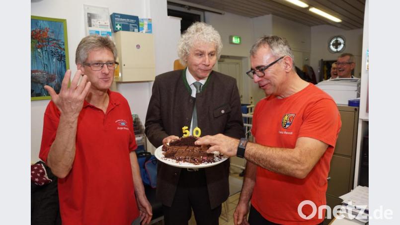 Einen Geburtstagskuchen buck Simone Siebenweiber, die Gattin des Vorsitzenden der Wasserwacht. Er schmeckte Landrat Wolfgang Lippert ebenso vorzüglich wie den Badenmeistern Jürgen Schelzke (links) und Franz Reindl (rechts) Bild: bkr
