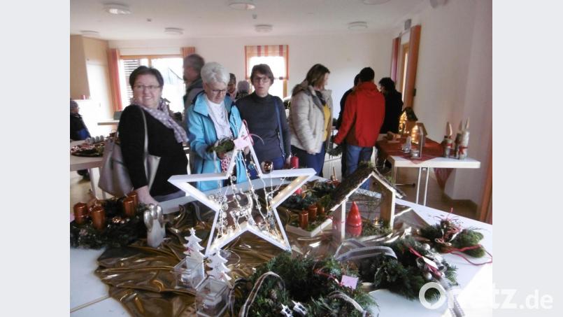 „Ah, ihr habt aber tolle Sachen“: Solche und ähnliche Komplimente erhalten die Frauen von vielen Besuchern beim Adventsbasar im Pfarrheim. Bild: rgl