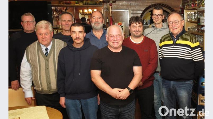 Die Baugenossenschaft "Kriegersiedlung" mit Aufsichtsrat und Vorstand nach den Ergänzungswahlen mit Vorstandssprecher Christian Würl (Dritter von rechts) und dem Aufsichtsratsvorsitzenden Alfons Klinke (Dritter von links). Bild: Dobmeier