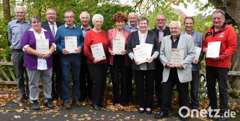 Die Jubilare des Eisstockvereins Schnaittenbach bringen es zusammen auf 415 Vereinsjahre (von links): Johann Moosburger, Claudia Roth-Winter, Bürgermeister Josef Reindl, Max Schlosser, Richard Dickert, Agnes Schwankl, Erika Höger, Alfred Hermann, Elisabeth Menzel, Hans Grieger, Horst Höger, Uli Linsmeier und Vorsitzender Martin Kausler. Bild: nag