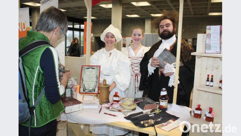Auch in der Messehalle waren die Oberviechtacher Festspieler mit einem Stand vertreten. Anna Waldherr, Marlene Rossmann und Florian Waldherr (von links) warben für die künftigen Aufführungen. Bild: lg