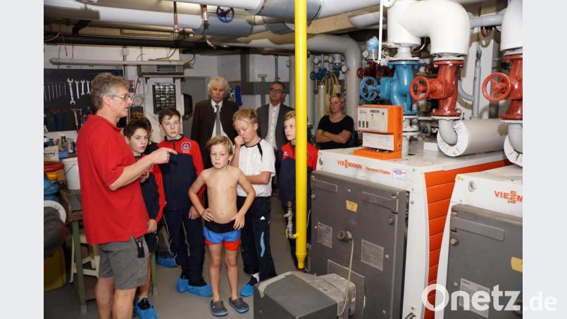Dorthin kommt kaum einer. Die Technik, das verborgene Herzstück des Hallenbades. Dort darf nichts schief laufen. Vor allem die Hygiene und die Wasserqualität sind oberstes Gebot. Hier zu sehen der Raum für die Energieversorgung. Bild: bkr