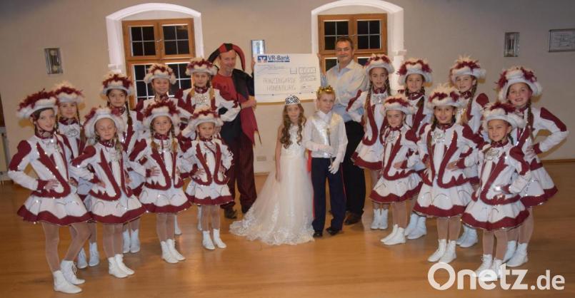 Mit einer zünftigen Faschingsparty feierten die Hohenburger den Beginn der Faschingszeit. Doch bevor es soweit war, stellte sich die Prinzengarde im neuen Gardekostüm mitsamt dem neuen Prinzenpaar Nele I. und Prinz Sebastian I. samt ihrem Hohenburger Mäzen Michael Eck dem Fotografen im Bürgersaal des Rathauses, der zur Feier des Tages einen Scheck über 1000 Euro mitgebracht hatte. . Bild: bö