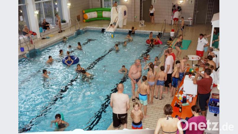 dien vielen Besucher verwöhnte die Wasserwacht mit Imbiss und Getränken. Bild: bkr