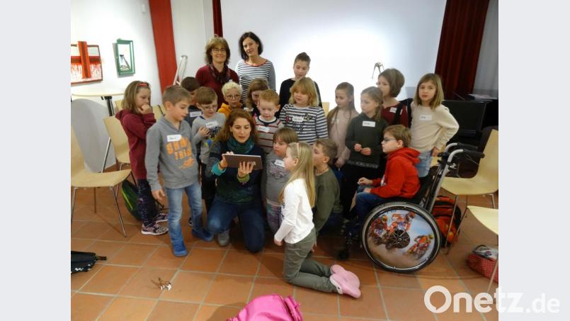 Cirta Rosbach (mit Laptop) zeigte den Kindern, wie ein Trickfilm entsteht. Mit dabei waren auch Erika Rahm und Doris Schön (hinten, von links). Bild: Stadt Tirschenreuth