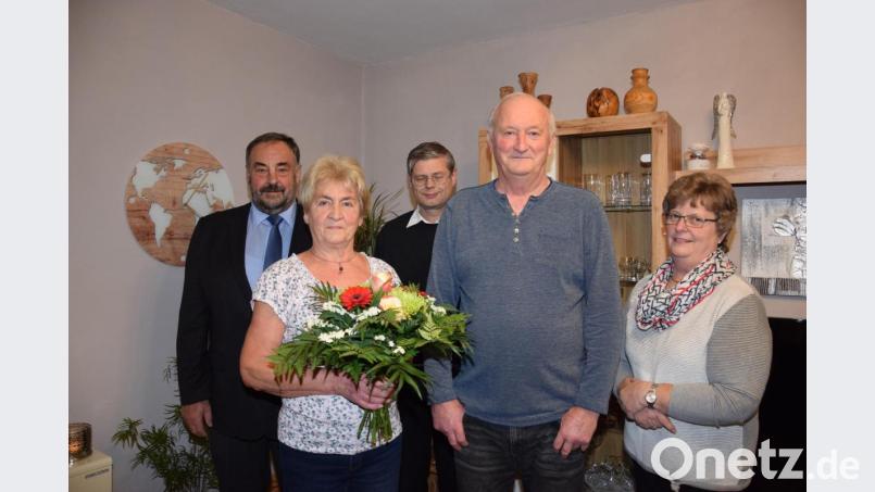 50 Jahre sind Anna (mit Blumenstrauß) und Johann (rechts daneben) Wittmann bereits verheiratet. Zum goldenen Ehejubiläum gratulierten auch Bürgermeister Josef Beimler, Parrer Norbert Götz und Gerlinde Müller (von links). Bild: fla
