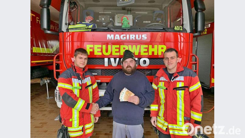 Michael Preuschl (Mitte) vom Marktverband Kirchenthumbach übergibt die Spende für das First-Responder-Projekt der Feuerwehr an Justin Goss (links) und Marco Fraunholz (rechts). Bild: jma