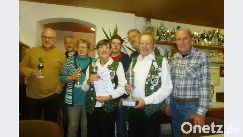Vereinsmeister wurde Sepp Stangl (Zweiter von rechts). Ehrenvorsitzender Sepp Hochmuth gratulierte ihm und den weiteren Preisträgern der Schnupfer. Bild: ksi