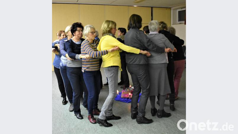 Meditativer Tanz beim Katholischen Frauenbund im Jugendheim. Bild: rgr