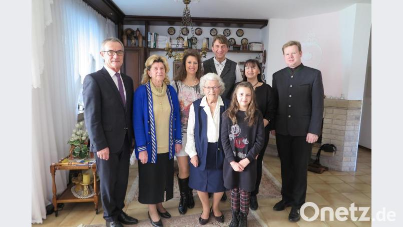 Bürgermeister Werner Nickl, Ingrid Herbert, Daniela Köstler, Winfried Herbert, Victoria Köstler, Ramona Herbert und Pfarrer Thomas Kraus (von links) gratulierten Hedwig Flachs (Bildmitte vorne) sehr herzlich zu ihrem 95. Geburtstag. Bild: jzk