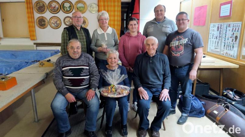 Barbara Zimmerer (sitzend, Mitte) freute sich über den Gewinn der Steinwaldrunde in Siegritz. Vor ihren Ehemann Norbert Zimmerer (links) und Reinhard Schwarz (hinten, links) sicherte sie sich die begehrteste Trophäe des Wettbewerbs. Zu den Gewinn gratulierte Mannschaftskollege Karl Beer (rechts, sitzend) sowie (hinten, von rechts) Gauschützenmeister Wolfgang Schlicht, Bernhard Wenning und 2. Rundenwettkampfleiterin Elena Schlicht. Gisela Uecker (hinten, Zweite von links) gewann den Trostpreis. Bild: bsc
