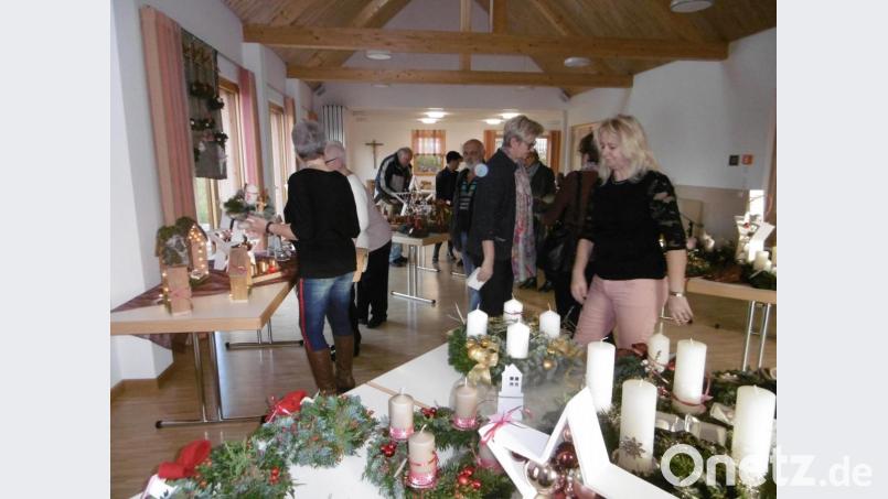 „Ah, ihr habt aber tolle Sachen“: Solche und ähnliche Komplimente erhalten die Frauen von vielen Besuchern beim Adventsbasar im Pfarrheim. Bild: rgl