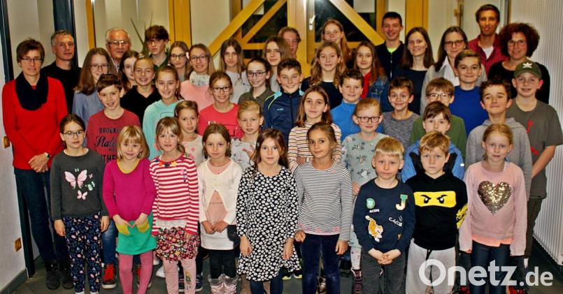 Geschenke, Pokale und Urkunden erhalten die jungen Leichtathleten der DJK Weiden für ihre tollen Leistungen bei den absolvierten Meisterschaften. Bild: R. Kreuzer