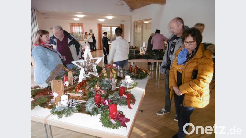 „Ah, ihr habt aber tolle Sachen“: Solche und ähnliche Komplimente erhalten die Frauen von vielen Besuchern beim Adventsbasar im Pfarrheim. Bild: rgl