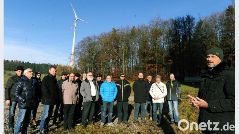 Über einen Ausbau der Windenergie im Landkreis Amberg-Sulzbach informierte Andreas Wilczek (rechts), der Geschäftsführer der „Bürgerwind Freudenberg Oberland“, bei einer Informationsveranstaltung, zu der das Zentrum für erneuerbare Energien und Nachhaltigkeit (ZEN) nach Witzlricht, den Standort der ersten Windräder im Landkreis eingeladen hatte. Bild: gf