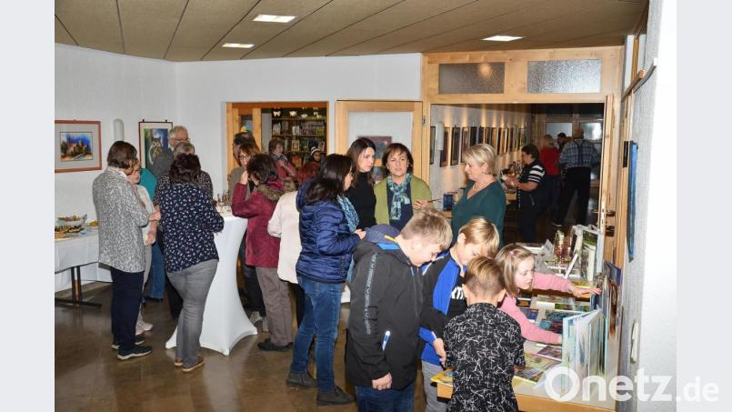 Reger Betrieb bestimmt die &quot;Mondscheinausleihe&quot; des Büchereiteams unter Leitung von Gertie Kreuzer (Mitte, Zweite von rechts) mit Buchvorstellungen, Sekt und Häppchen. Bild: fjo