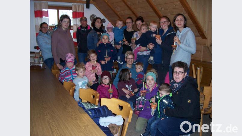 Stolz präsentierten die Kinder die selbst gebastelten Futterglocken Bild: exb